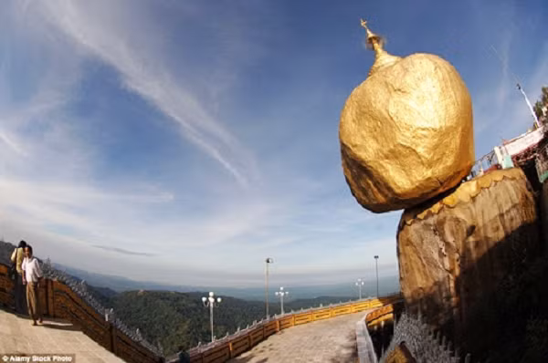 Người đã kéo tảng đá khỏi đáy biển và mang lên đỉnh núi. Sau khi mang tảng đá đến đây, nhà vua cho xây chùa trên đỉnh và đặt sợi tóc bí ẩn vào bên trong. Ngoài ra, chiếc thuyền dùng để chở tảng đá cũng biến thành đá và được những người hành hương đến chiêm bái tại vị trí cách Kyaiktiyo khoảng 300m.