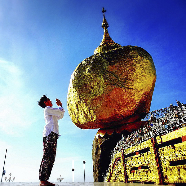 Một câu chuyện khác cho rằng chính nhờ sợi tóc bí ẩn trên mà tảng đá không bị trượt hay rơi xuống núi. Ngày nay, để tỏ lòng thành kính với Đức Phật, nhiều người tới chùa đã quyên góp tiền để dát vàng hòn đá khổng lồ.