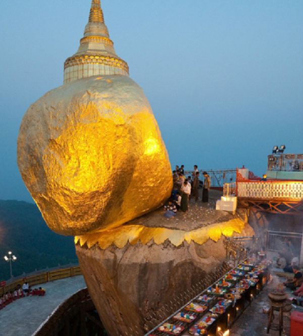 Ngôi chùa nổi tiếng này nằm trên đỉnh đồi Kyaikhtiyo (hay còn được gọi là đồi Kelasa hoặc núi Đông Yoma) và trên sườn núi Paung-laung của dãy núi Đông Yoma.