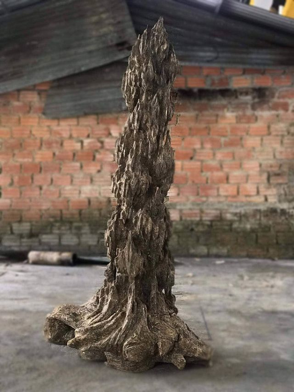 Đặc tính của lũa trầm hương còn phụ thuộc vào từng loại lũa: lũa trầm hương nằm sâu trong lòng đất, lũa trầm hương chìm trong bùn nước và lũa trầm hương được tạo thành từ mưa, gió.