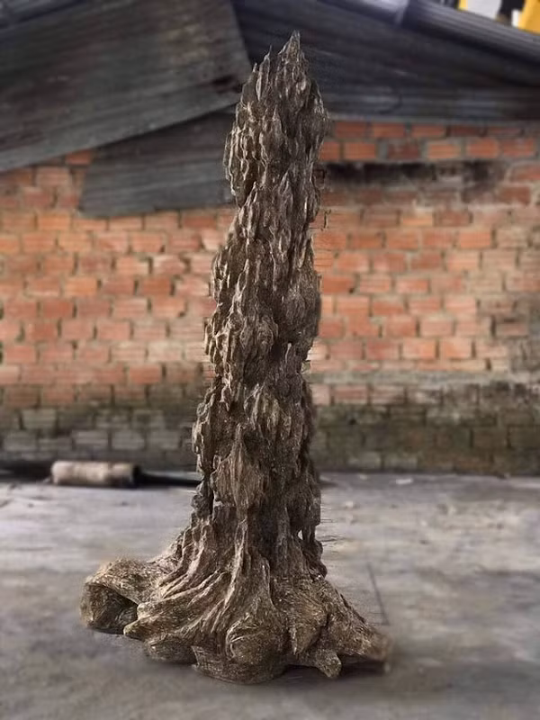 Đặc tính của lũa trầm hương còn phụ thuộc vào từng loại lũa: lũa trầm hương nằm sâu trong lòng đất, lũa trầm hương chìm trong bùn nước và lũa trầm hương được tạo thành từ mưa, gió.