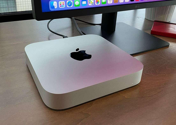 Jon Prosser - người từng chia sẻ nhiều thông tin chính xác về các thiết bị chưa ra mắt - nói Apple sẽ giới thiệu một phiên bản Mac mini Pro vào năm 2022. Ông không đề cập cấu hình, nhưng cho biết máy có vỏ nhôm, bề mặt phía trên có thể phản chiếu "giống như một tấm kính".
