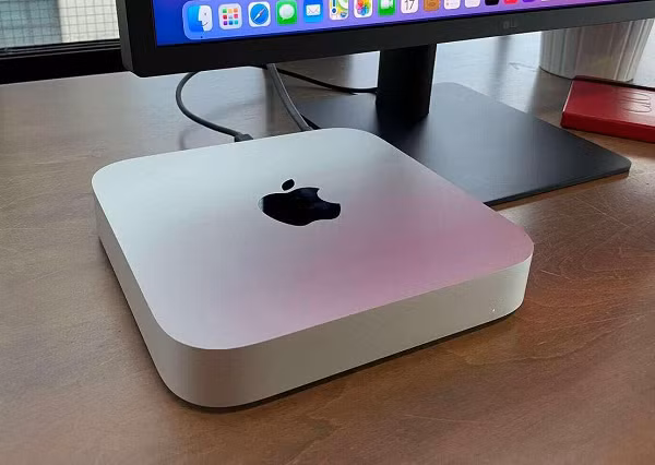 Jon Prosser - người từng chia sẻ nhiều thông tin chính xác về các thiết bị chưa ra mắt - nói Apple sẽ giới thiệu một phiên bản Mac mini Pro vào năm 2022. Ông không đề cập cấu hình, nhưng cho biết máy có vỏ nhôm, bề mặt phía trên có thể phản chiếu "giống như một tấm kính".