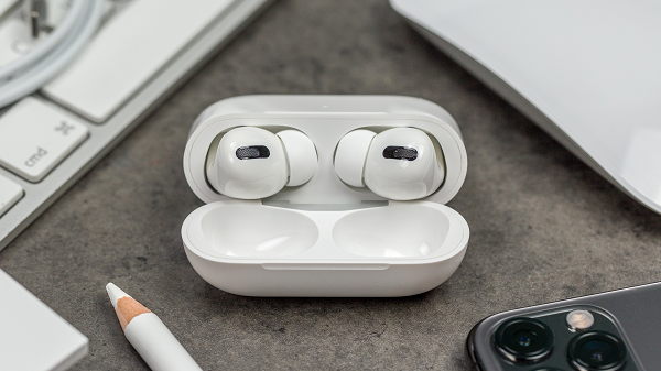 AirPods Pro 2 dự đoán sẽ ra mắt vào trong quý III/2022, hai củ tai của AirPods Pro 2 sẽ nhỏ gọn hơn, loại bỏ phần thân nhô ra, thậm chí có thân hoàn toàn hình tròn và nằm bên trong tai người dùng. Ngoài ra, sản phẩm có thể sở hữu cảm biến hỗ trợ theo dõi hoạt động thể chất và có khả năng khử tiếng ồn tốt.