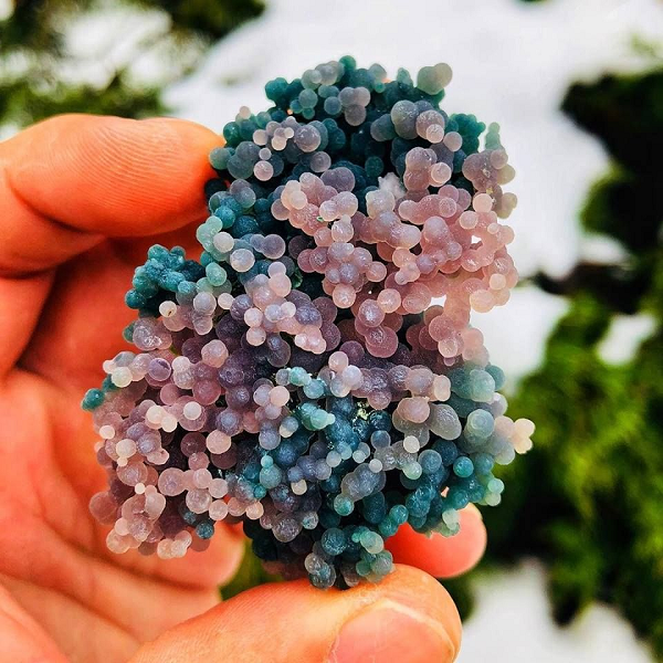 Cũng giống như một số loại đá bán quý khác, đá Chalcedony dễ bị thay đổi tính chất khi tiếp xúc với các chất hóa học, có tính axit cao, cụ thể đá Chalcedony sẽ biến thành màu đỏ khi gặp bụi hematit, thành vàng khi gặp limolit trong khi chất clorit sẽ làm đá biến thành màu xanh...