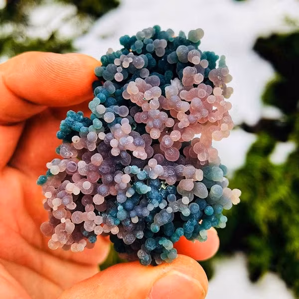 Cũng giống như một số loại đá bán quý khác, đá Chalcedony dễ bị thay đổi tính chất khi tiếp xúc với các chất hóa học, có tính axit cao, cụ thể đá Chalcedony sẽ biến thành màu đỏ khi gặp bụi hematit, thành vàng khi gặp limolit trong khi chất clorit sẽ làm đá biến thành màu xanh...