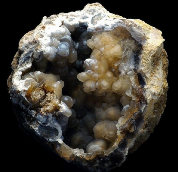 Sự đa sắc xảy ra ở đá Chalcedony không giống đá Opal bởi nếu như đá Opal khi chiếu sáng vào sẽ xuất hiện ánh cầu vồng còn với đá Chalcedony màu sắc sẽ xuất hiện bên trong chính viên đá đó.