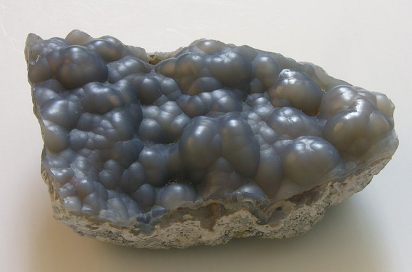 Đặc điểm thú vị của đá Chalcedony chính là sự đa sắc có thể xuất hiện trong một viên đá, và không phải viên đá Chalcedony nào cũng có hiện tượng này.