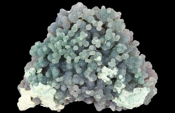 Do đá thạch anh và moganit đều có chứa các thành phần giống nhau tuy nhiên lại khác nhau về cấu trúc tinh thể, trong khi tinh thể thạch anh có 3 phương thì moganit lại thuộc hệ tinh thể đơn tà. Chính vì thế đá Chalcedony có tính chất là sự tổng hợp của 2 loại đá trên.