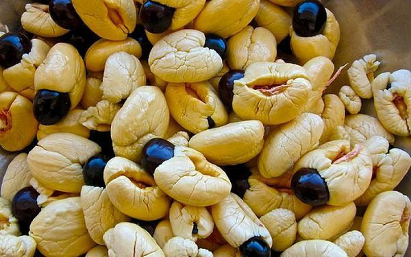 Chúng tự tách ra, để lộ những hạt lớn màu đen bóng bên trong. Mỗi phần được bao phủ bởi lớp thịt mềm. Ngày nay, trái ackee được đóng hộp và trở thành một trong những mặt hàng xuất khẩu chính của quốc gia này.