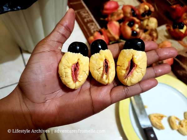 Món ackee cá muối xào có vị đậm đà của cá và thơm bùi của ackee, ngon không cưỡng nổi. Cùi ackee càng chín càng vàng, mềm như miếng trứng bác, tan ngay trong miệng.