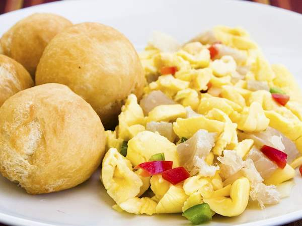 Bởi vì, phần ngon lành và hấp dẫn của loài quả này là lớp cùi cuống hạt dày xốp, màu vàng tươi và vị béo ngậy. Trước khi ackee đến Caribe, các thuộc dân ở đây đã quen với một loại thức ăn rẻ và để lâu được: cá muối.