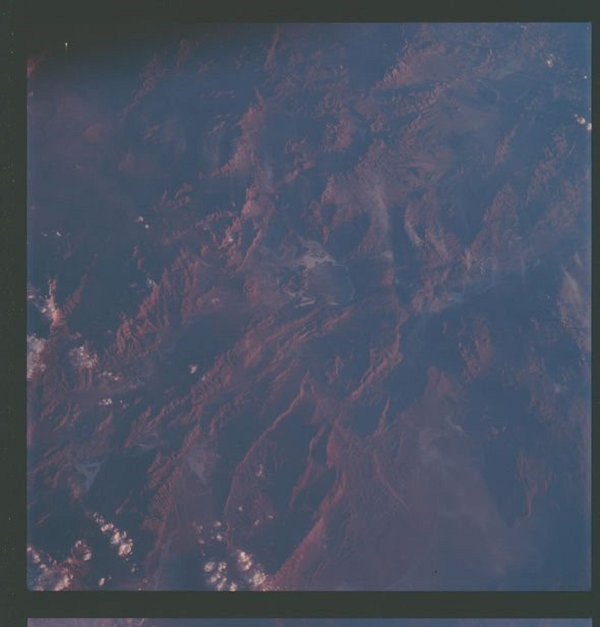 Theo Scott Waring - một nhà lý luận âm mưu cũng là chuyên gia nổi tiếng về UFO, cho rằng một trong những bức ảnh nhận về từ Apollo 7 đã cho thấy một UFO có màu xanh bay lơ lửng bên ngoài Trái đất.