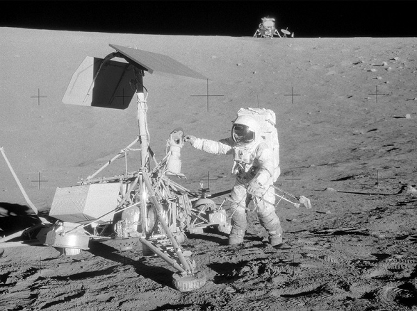 “Một điều đáng kinh ngạc là những vật thể này vẫn nằm trong hình ảnh của Apollo 12 mà NASA lưu trữ. Thật may mắn cho chúng ta khi những điểm dị thường như thế này không bị NASA chỉnh sửa. Những gì xuất hiện trong bức ảnh không giống như trong tưởng tượng của tôi hoặc dấu hiệu cho thấy có sự trục trặc trong máy ảnh”, Scott Waring chia sẻ.