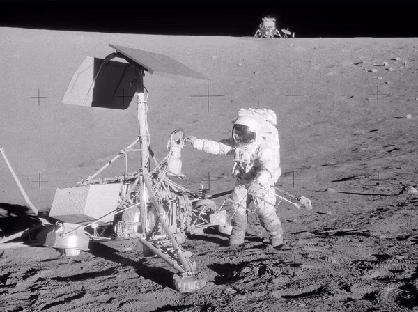 “Một điều đáng kinh ngạc là những vật thể này vẫn nằm trong hình ảnh của Apollo 12 mà NASA lưu trữ. Thật may mắn cho chúng ta khi những điểm dị thường như thế này không bị NASA chỉnh sửa. Những gì xuất hiện trong bức ảnh không giống như trong tưởng tượng của tôi hoặc dấu hiệu cho thấy có sự trục trặc trong máy ảnh”, Scott Waring chia sẻ.