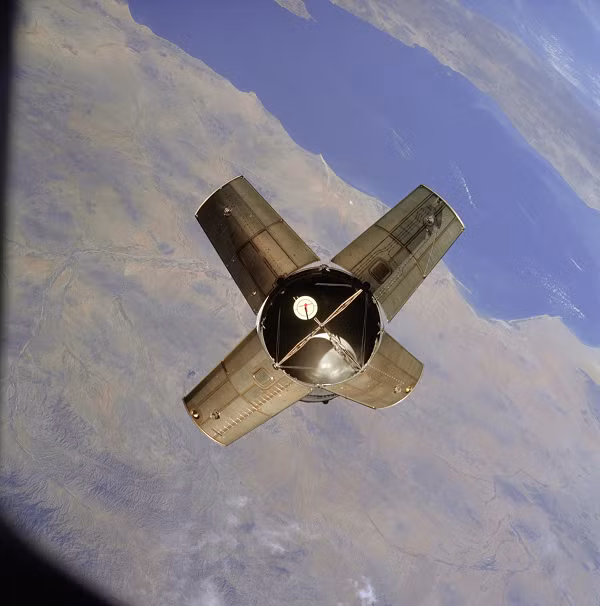 Ông Waring nói thêm: "Tôi nhìn lại những bức ảnh trước đó và sau đó và không thể tìm thấy vật thể này dưới mọi hình thức. Đây là bức ảnh duy nhất chứa vật thể lạ này." 