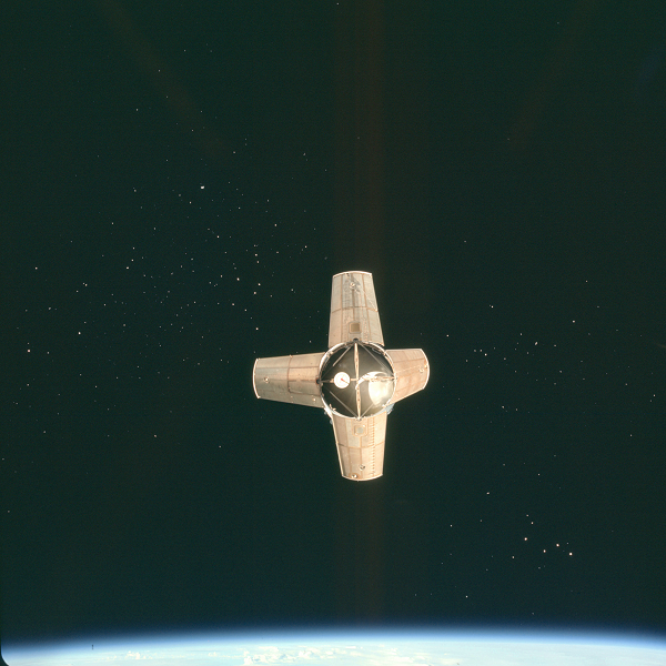 "UFO không giống bất kỳ tàu vũ trụ nào tôi từng thấy và dường như là một UFO đang vượt qua mô-đun Apollo 7. Bản thân bức ảnh đã cung cấp cho tôi nhiều thông tin như vị trí chính xác của mô-đun, ngày, loại máy ảnh và nhiều thông tin khác nữa.", Scott Waring cho biết thêm.