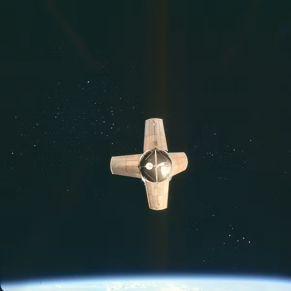 "UFO không giống bất kỳ tàu vũ trụ nào tôi từng thấy và dường như là một UFO đang vượt qua mô-đun Apollo 7. Bản thân bức ảnh đã cung cấp cho tôi nhiều thông tin như vị trí chính xác của mô-đun, ngày, loại máy ảnh và nhiều thông tin khác nữa.", Scott Waring cho biết thêm.