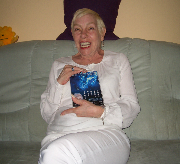 Trong khí quyển có 3 loại sóng từ, phi thuyền phi hành trong dải sóng trung tần, có thể nhẹ nhàng bay lên, bay ngang v.v. Một khi tần số quá nhanh, phi thuyền sẽ biến mất khỏi tầm mắt của chúng ta, dù thực tế nó vẫn đang ở đó, nhưng chúng ta không thể nhìn thấy bằng mắt thường. Nó cũng tựa như khi một chiếc quạt quay với tốc độ cao, chúng ta có thể thấy những gì đằng sau nó.