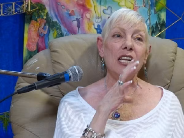 Onec cho biết bà đến Trái Đất vào năm 1955. Trong một cuộc phỏng vấn, Onec cũng tiết lộ nguyên lý hoạt động của đĩa bay. Bà cho biết, đại bộ phận các UFO sử dụng năng lượng từ trường để phi hành, dùng một cột từ trụ quán xuyên trung tâm của phi thuyền để sản sinh từ trường.