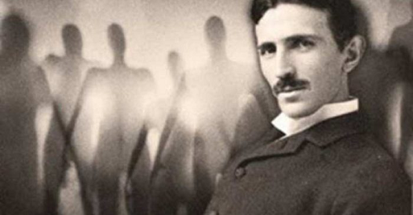 Chiếc điện thoại thông minh đầu tiên trên thế giới được chế tạo ra vào năm 1993, mà từ 67 năm về trước Tesla đã biết đến sự tồn tại của điện thoại thông minh, điều này khiến người ta không thể nào tưởng tượng nổi.