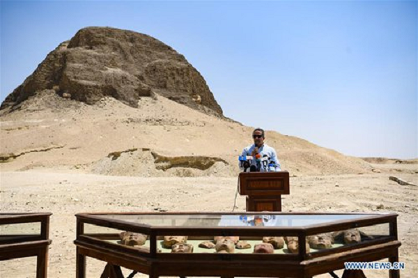 Kim tự tháp nằm trong khu vực màu mỡ được gọi là ốc đảo Faiyum ở sa mạc phía tây rộng lớn của Ai Cập.