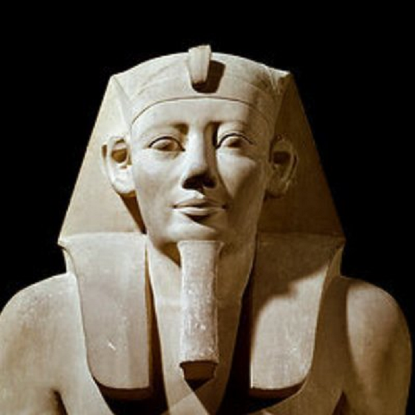 Bên ngoài có những viên đá ốp gắn với nhau bằng một kỹ thuật độc đáo của người xưa. Một rãnh nước được đào xung quanh lõi trung tâm được lấp đầy bằng đá. Điều này cho thấy có lẽ Pharaoh Senusret II đã suy tính đến việc công trình của mình bị nước ăn mòn nên tìm cách ngăn chặn.