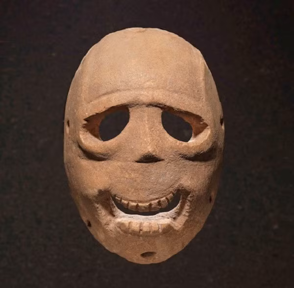 Có vẻ như những người này được thờ cúng qua nhiều thế hệ, như một biểu tượng của cả vùng đất. Những chiếc đầu lâu cũng có thể được dùng như biểu tượng về quyền sở hữu của một gia tộc đối với một vùng đất.