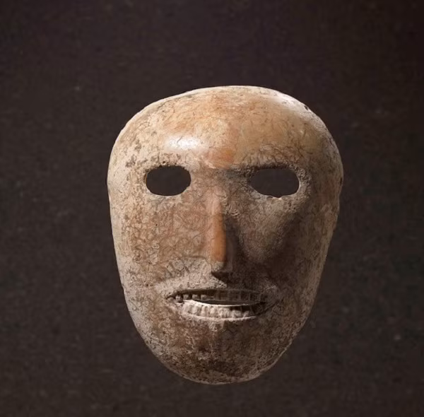 Khi chuyển từ săn bắn hái lượm sang trồng trọt chăn nuôi, con người - khi đó chưa có chữ viết - đã khẳng định quyền sở hữu đất đai từ việc thừa hưởng của cha ông bằng các nghi lễ thờ người quá cố và tái hiện hình ảnh tổ tiên.