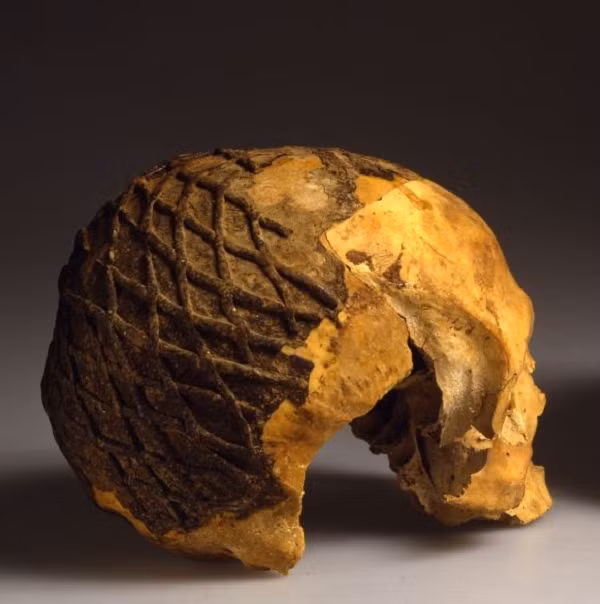 Theo các nhà nghiên cứu, việc bọc nhựa đường vào hộp sọ là một cách tôn vinh người đã khuất, liên quan đến tín ngưỡng thờ cúng tổ tiên. Những hộp sọ này là vị tổ tiên được tôn thờ hoặc một người được dòng họ đó yêu mến đặc biệt.