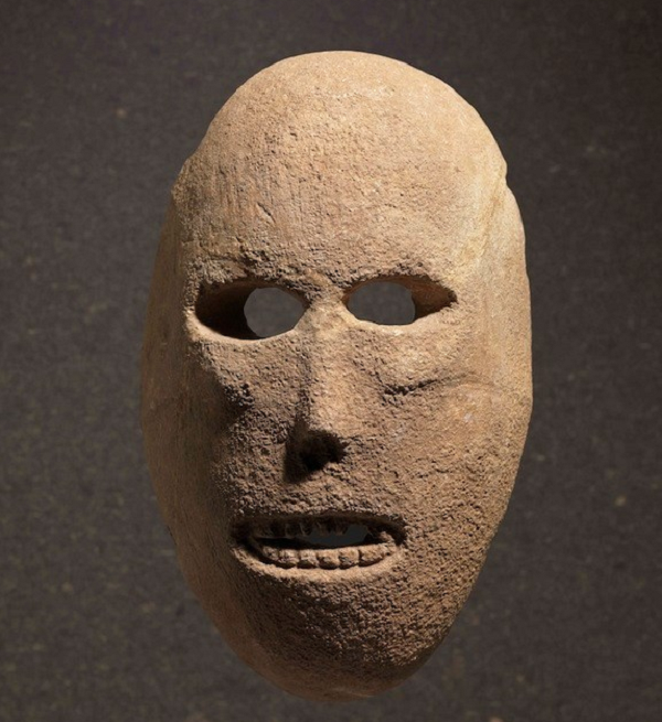 Nguyên nhân là vì thời kỳ 7000 năm trước Công Nguyên là giai đoạn dân số thời đại đồ đá mới gia tăng, dẫn đến cạnh tranh đất đai gay gắt.