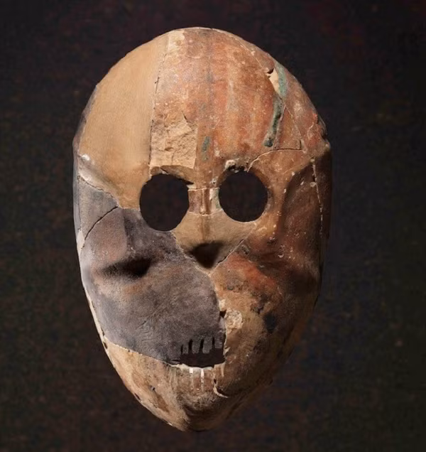 Trong hang Nahal Hemar cũng phát hiện những chiếc mặt nạ bằng đá có niên đại khoảng 9.000 năm, được cho là “cổ nhất thế giới”.