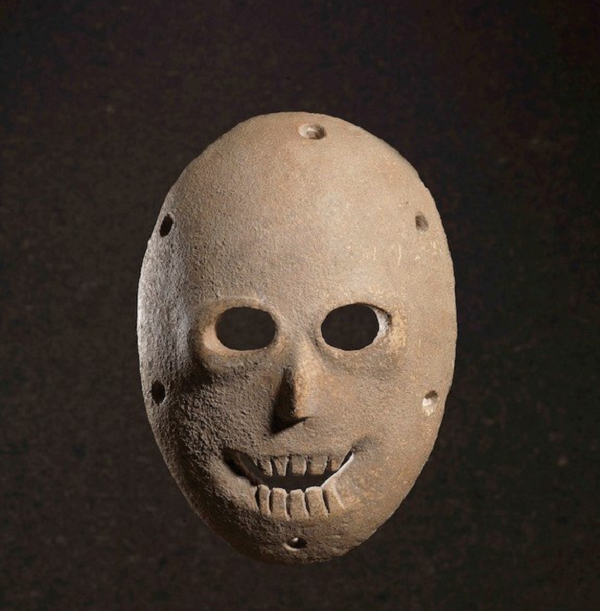 Những chiếc mặt nạ có lỗ để luồn dây, buộc chúng vào cột nhà hay gắn lên các bề mặt khác.