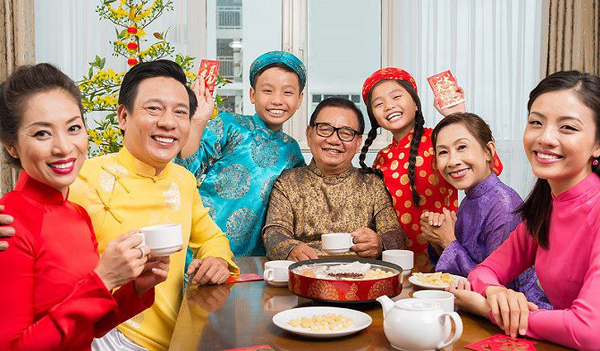 Tục lệ lì xì đầu năm mới có xuất xứ từ Trung Quốc. Có rất nhiều sự tích liên quan đến phong tục này. Tương truyền, có một con yêu quái chuyên xuất hiện vào đêm Giao thừa, thích xoa đầu những đứa trẻ đang ngủ ngon giấc làm chúng bị sốt cao hoặc trở nên ngốc nghếch.