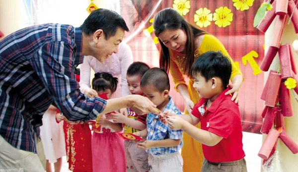 Câu chuyện đã được lan truyền khắp mọi nơi và cũng kể từ đó, cứ mỗi dịp Tết đến, người ta lại đem tiền bỏ vào một phong bì đỏ để đem tặng trẻ nhỏ. Dần dần việc ấy đã trở thành thói quen và duy trì cho đến tận bây giờ, mọi người gọi đó là tục lì xì đầu năm mới.