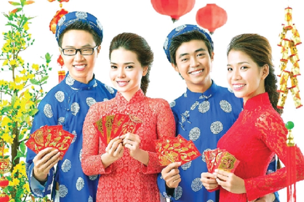 Màu đỏ của chiếc bao lì xì tượng trưng cho màu như ý, cát tường, thịnh vượng trong suốt cả năm. Ngoài ra, đó cũng được coi là màu của niềm hy vọng và sự may mắn. Người được nhận lì xì luôn tin rằng những phong bao này sẽ đem lại hạnh phúc và tài lộc trong suốt cả năm.