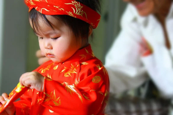 Theo tục lệ ở một số địa phương, người nhỏ tuổi không mừng tuổi người lớn hơn, vì vừa không đúng ý nghĩa, vừa bị cho là "hỗn". Tuy nhiên, ngày nay, tục mừng tuổi đã cởi mở hơn, đặc biệt những người nhỏ tuổi nhưng đã lập gia đình, đã có thu nhập thì có thể mừng tuổi cho những bậc cao niên như cha mẹ, ông bà, để chúc may mắn, sức khỏe, bình an.