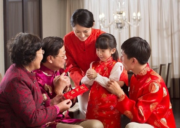 Sáng sớm mồng Một Tết hay ngày "Chính đán", mọi sinh hoạt ngừng lại, các con cháu tụ họp ở nhà tộc trưởng để lễ tổ tiên chúc Tết ông bà, các bậc huynh trưởng và mừng tuổi lẫn nhau.