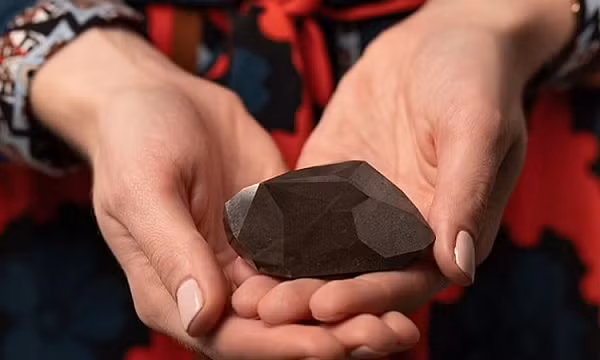 Chúng được công nhận là một loại kim cương lần đầu tiên vào năm 1841 bởi các nhà tìm kiếm quặng mỏ người Bồ Đào Nha ở Brazil. Họ gọi kim cương đen là "carbonado" bởi chúng trông giống những mẩu than đá nhỏ.