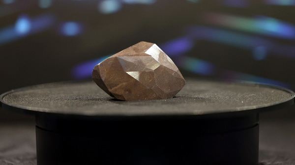 Kim cương đen hay còn gọi là carbonado, bao gồm những viên kim cương vi tinh thể sắp xếp theo các hướng tinh thể học ngẫu nhiên. Loại đá này thường có màu tối, mờ đục, xốp và có độ sáng yếu.