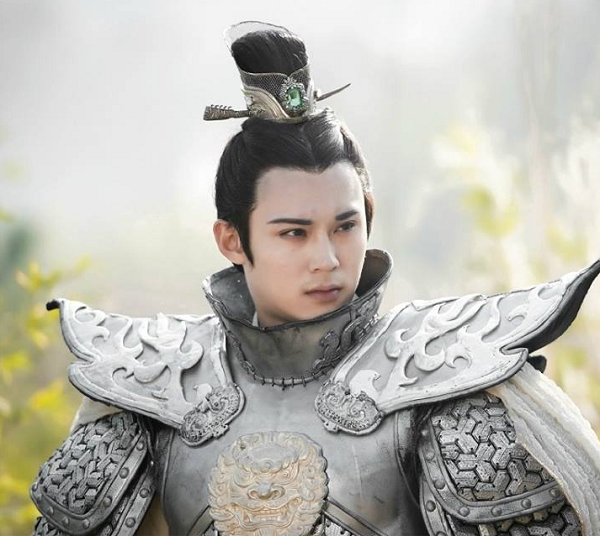 Xuất thân trong một gia đình gắn liền với mùi máu và chết chóc, Lan Lăng Vương cũng là một dũng sĩ vô cùng hiếu chiến, một mình giết trăm quân địch, thương quân như con, khiến người đời nể phục.