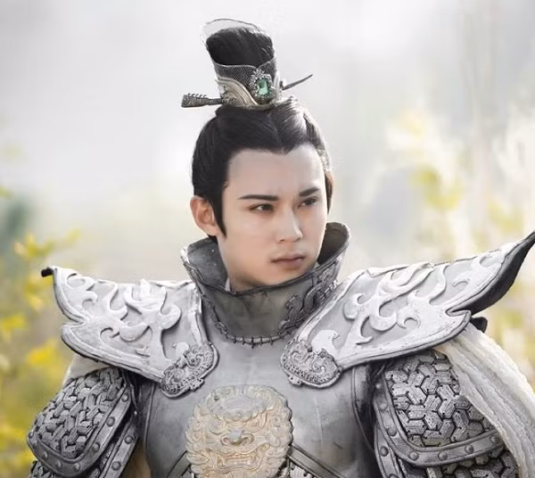 Xuất thân trong một gia đình gắn liền với mùi máu và chết chóc, Lan Lăng Vương cũng là một dũng sĩ vô cùng hiếu chiến, một mình giết trăm quân địch, thương quân như con, khiến người đời nể phục.