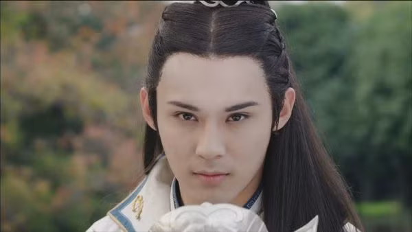 Ghi chép trong Bắc Tề Thư có viết: "Con trai thứ tư của Hoàng đế Cao Trừng là Lan Lăng Vương từ nhỏ đã có vẻ ngoài mềm mại mà mạnh mẽ, giọng nói cũng đẹp đẽ". Trong Cựu Đường Thư thì ghi nhận ông có "tài nghệ võ công cao, dung mạo như hoa".