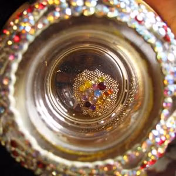 Đầu tiên là giả thuyết sức mạnh tinh thần của các vị cao tăng biến thành xá lợi. Nói cách khác, đó là quá trình tinh thần biến thành vật chất. Đây là cách giải thích thường thấy khoảng vài ngàn năm trước, khi hiểu biết của loài người còn rất hạn chế.