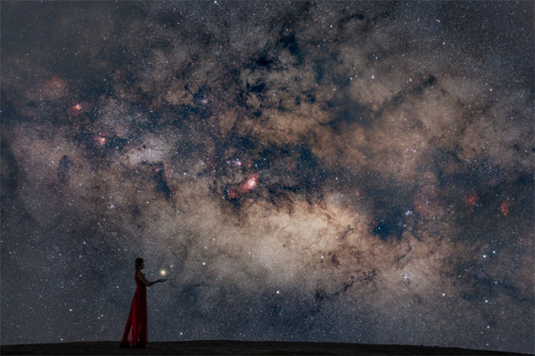 Bức ảnh “Chạm vào sao Mộc” của Bùi Xuân Việt được thực hiện khu vực đồi cỏ hồng, gần Đồi Trọc. Bức ảnh này lọt top 200 ảnh Dải Ngân Hà ấn tượng của 35AWARDS.