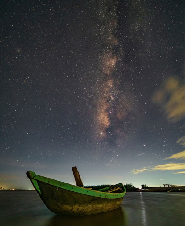 Bức ảnh chụp Dải Ngân Hà của Trần Anh Tuấn chụp tại bãi biển Đồng Châu, Thái Bình.