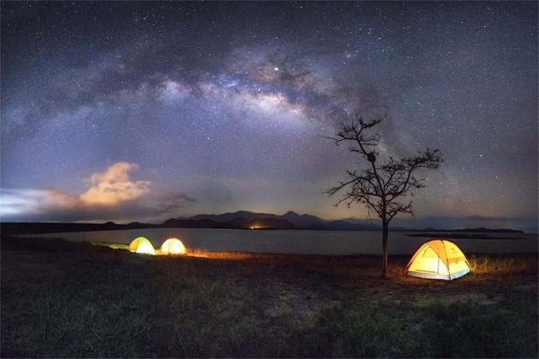 Nhiếp ảnh trẻ Trương Hoài Vũ (Phú Yên), sinh viên trường ĐH Bách khoa TP HCM, đã chọn địa điểm là một hồ thủy điện, nơi không bị ảnh hưởng bởi các nguồn sáng nhân tạo, cách xa thành phố Tuy Hòa để chụp Dải Ngân Hà.