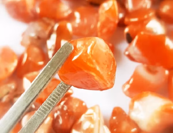 Đối với những người đam mê chơi đá thì loại mã não này là 1 báu vật quý hiếm. Người bạn của chuyên gia cũng cho biết để tìm được số lượng lớn mã não như vậy anh ta phải mất hàng năm trời.