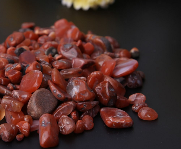 Mã não là một dạng biến thể vi kết tinh của thạch anh (silica), chủ yếu là canxedon, đặc trưng bởi các hạt mịn và màu sáng. Điều này khiến cho mã não đa số có chất lượng ngọc, ngoài ra chất đá mã não rất dai do vậy khi được chế tác sẽ cho bề mặt cực kỳ bóng, mịn, và bền.