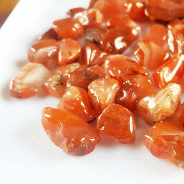 Khi tới gần ông đột nhiên hét lên: "Đây đúng là 1 kho báu. Giờ tôi mới nhận ra rằng chúng đều là những viên mã não thô." Bấy giờ, chuyên gia mới biết bạn của mình lại giàu có như vậy.